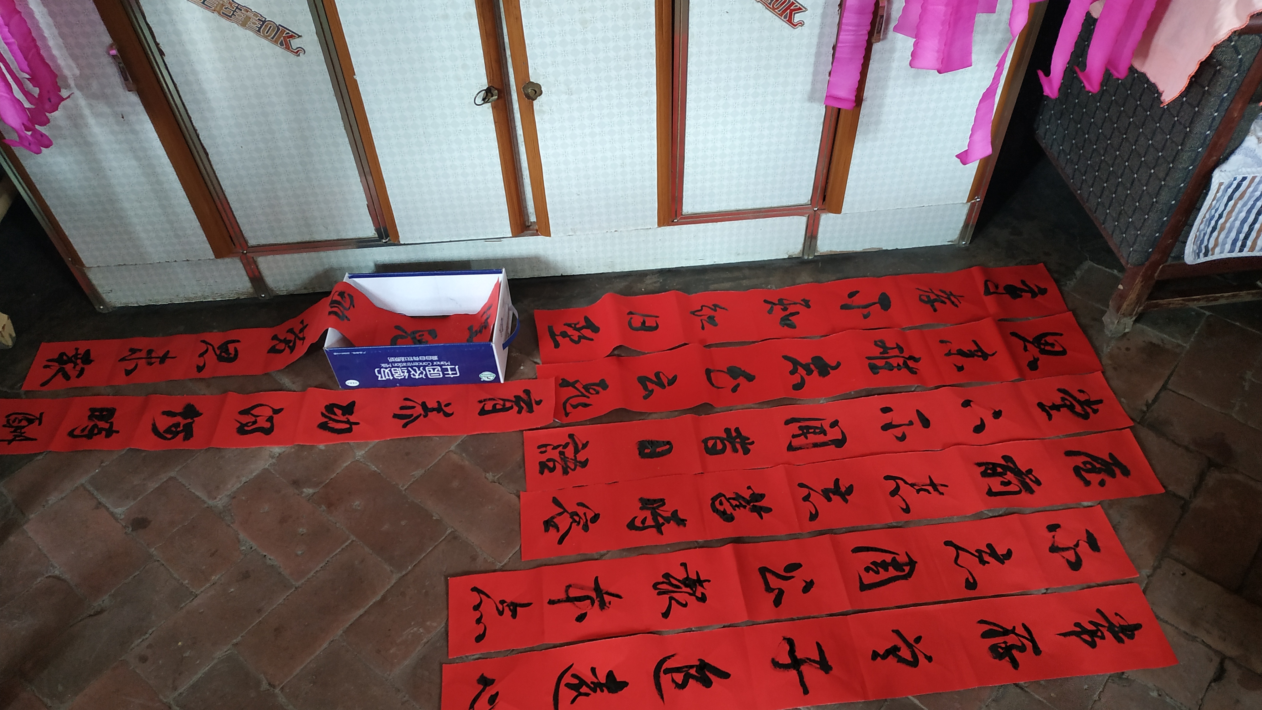 甘肃百日换孝是这样做的,写红对联吃长面